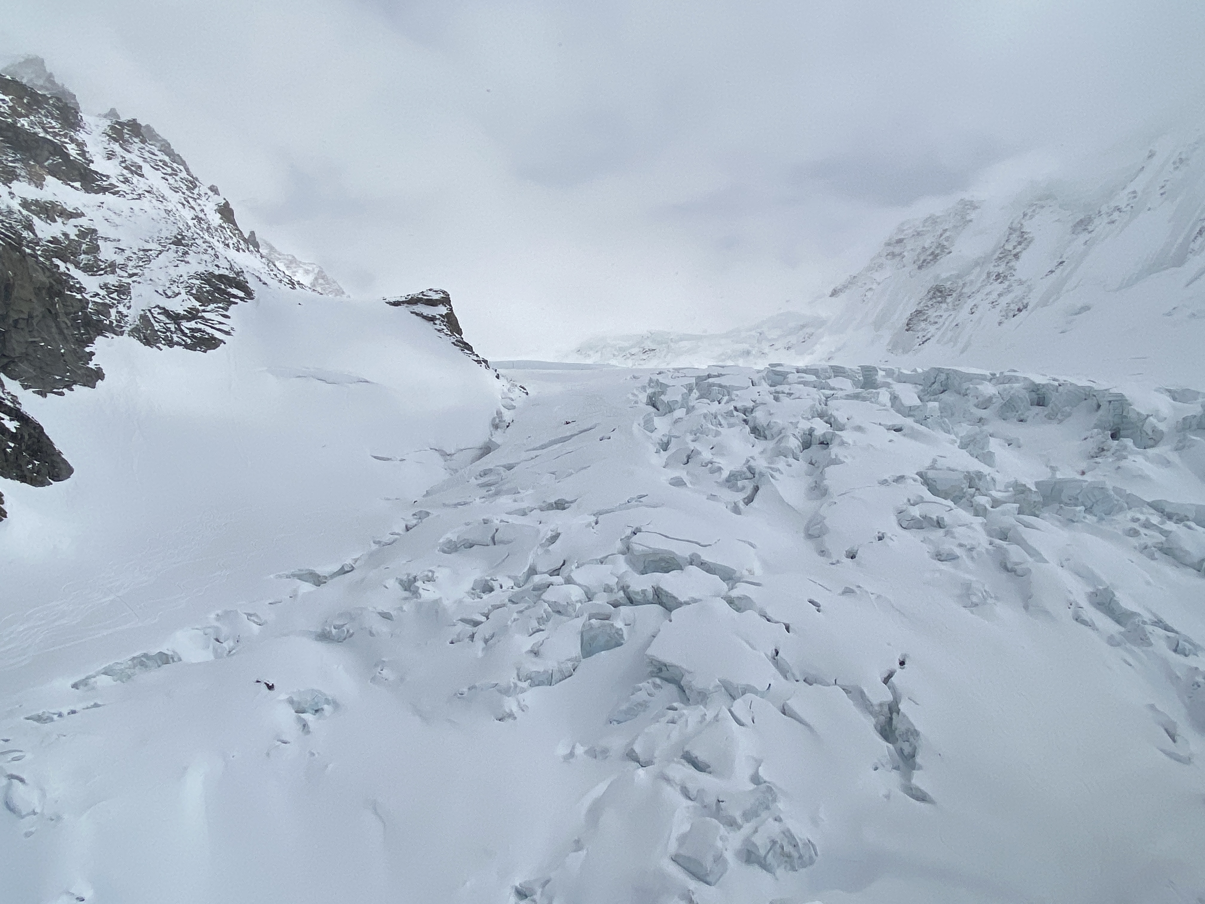 Zermatt : un randonneur tombe dans une crevasse et meurt